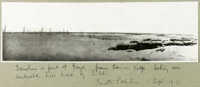 Loopgraven voor Gaza, vanaf Samson Ridge kijkend over Umbrella Hill, september 1917 door Capt. Arthur Rhodes